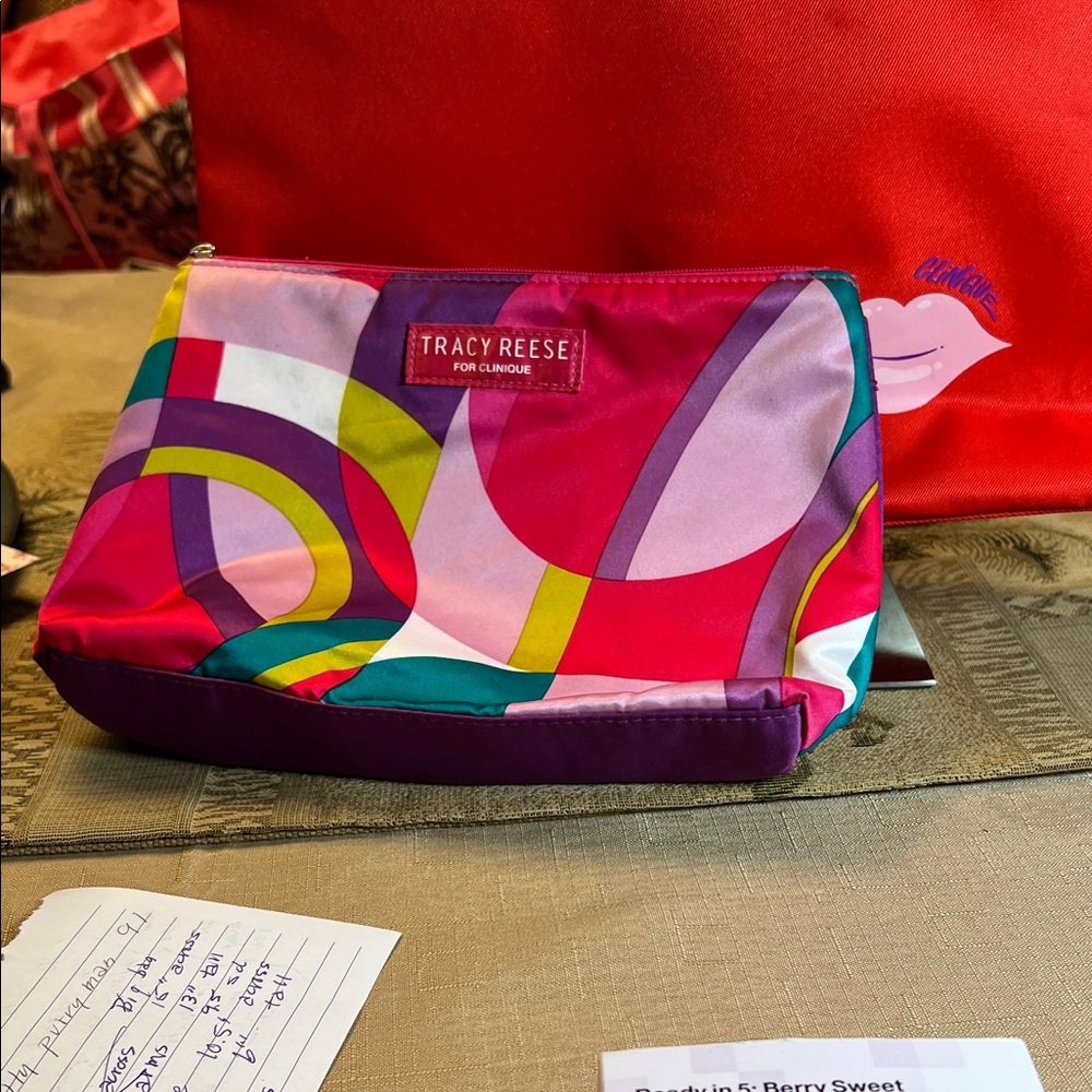 Clinique Scarlet Tote with Violet Handles - Picture 4 of 5
